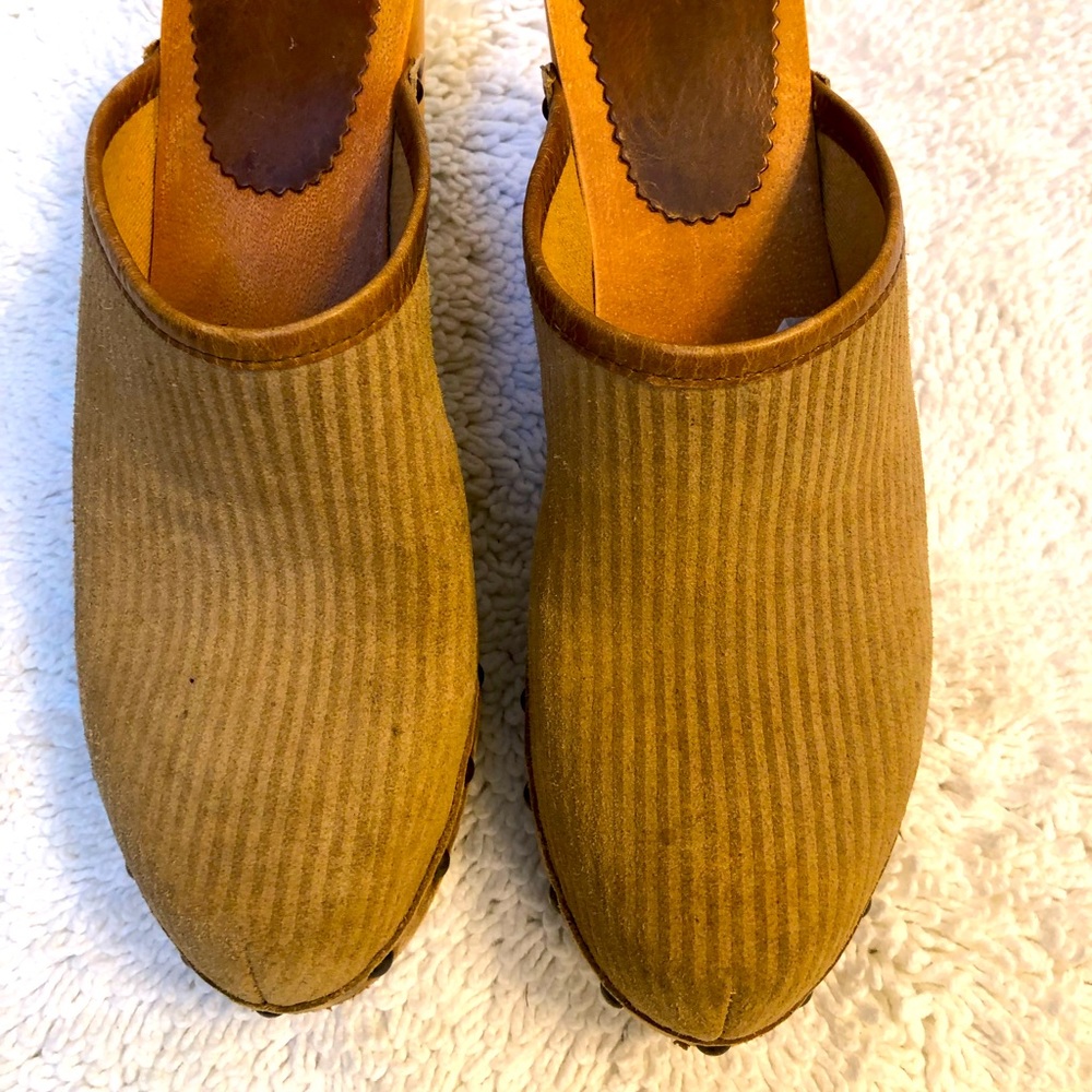 Comfortable, wood sole, leather upper. 10m